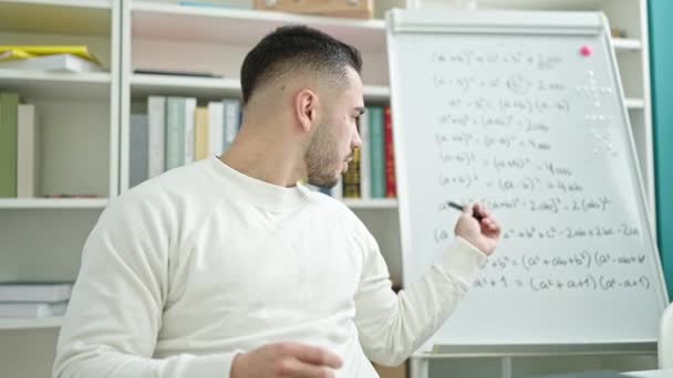 Jovem Hispânico Professor Ensinando Aula Matemática Universidade Biblioteca — Vídeo de Stock