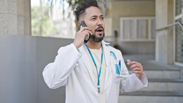 Jovem Latino Homem Médico Falando Smartphone Hospital — Vídeo de Stock