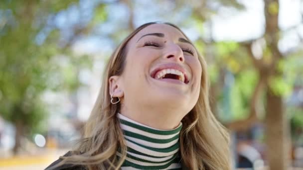 Jonge Mooie Spaanse Vrouw Glimlacht Vol Vertrouwen Het Park — Stockvideo