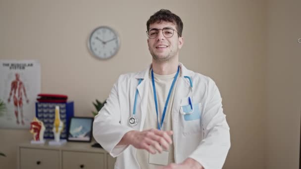 Młody Latynoski Lekarz Uśmiecha Się Pewny Siebie Stojąc Rękoma Skrzyżowanymi — Wideo stockowe