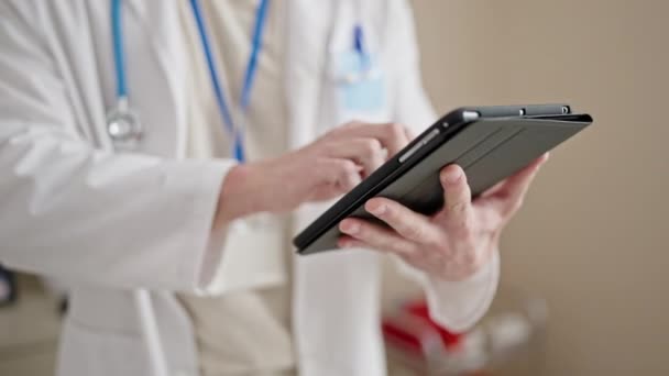 Jovem Hispânico Homem Médico Usando Touchpad Clínica — Vídeo de Stock