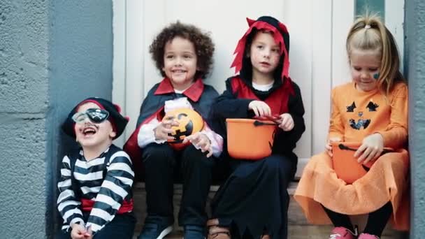 Cadılar Bayramı Kostümü Giymiş Bir Grup Çocuk Sokakta Balkabağı Sepeti — Stok video