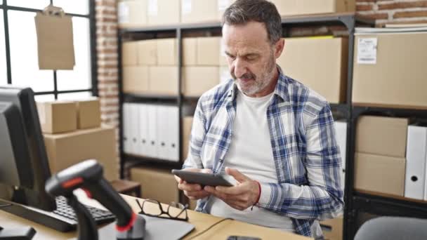 Μεσήλικας Εργαζόμενος Ηλεκτρονικού Εμπορίου Χρησιμοποιώντας Touchpad Εργασίας Στο Γραφείο — Αρχείο Βίντεο