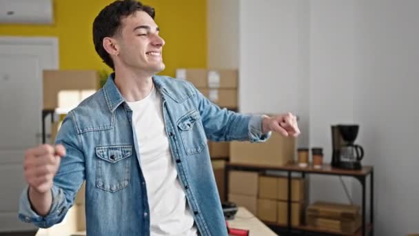 Νεαρός Ισπανός Εργάτης Ηλεκτρονικού Εμπορίου Χαμογελά Αυτοπεποίθηση Χορεύοντας Στο Γραφείο — Αρχείο Βίντεο