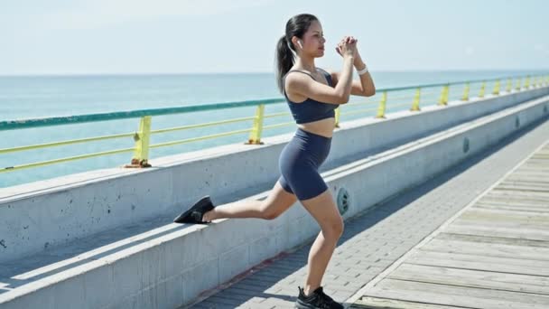 Spor Kıyafetleri Giyen Genç Güzel Spanyol Kadın Deniz Kenarında Egzersiz — Stok video