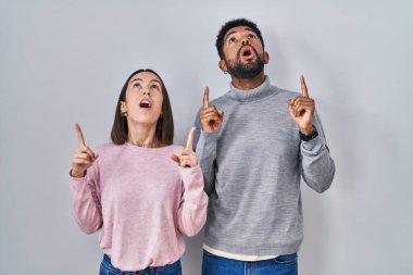 Genç İspanyol çift şaşkınlık ve şaşkınlık içinde başlarını kaldırıp parmaklarıyla işaret ediyor ve kollarını kaldırıyordu.. 