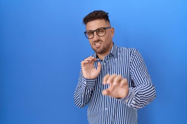 Sakallı İspanyol bir adam tiksindirici bir ifade takınıyor, tiksindirici bir yüz ifadesi takınıyor ve tiksindirici bir ifade takınıyor.. 