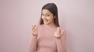 Genç, güzel, İspanyol bir kadın gülümsüyor. Kendine güveni tam.