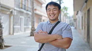  Güler yüzlü, kendine güvenen caddede çapraz hareketlerle duran