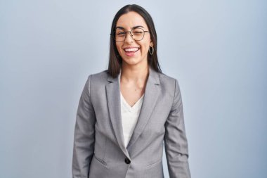 İspanyol iş kadını, gözlüklü, kameraya seksi bir ifadeyle bakıyor, neşeli ve mutlu bir yüzü var.. 