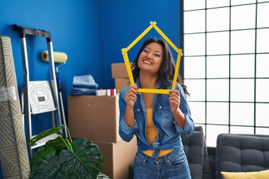 Genç Asyalı kadın yeni evine taşınıyor. Çılgınlığı kutluyor ve başarıya hayret ediyor. Gözleri açık heyecanla haykırıyor.. 