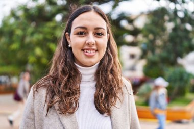 Parkta kendine güvenen güzel, İspanyol bir kadın.