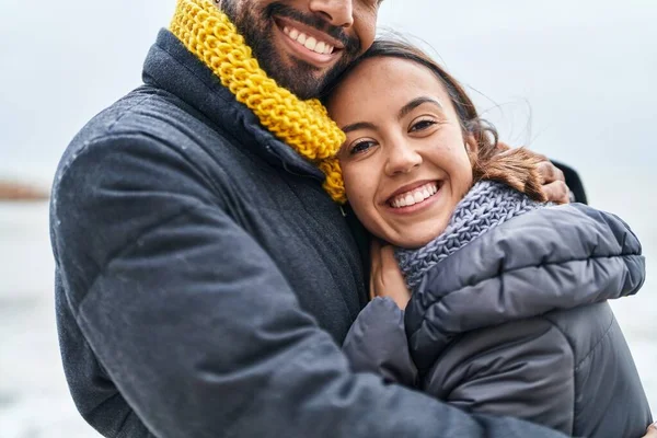 Muž Žena Pár Usměvavý Sebevědomý Objímání Navzájem Moře — Stock fotografie