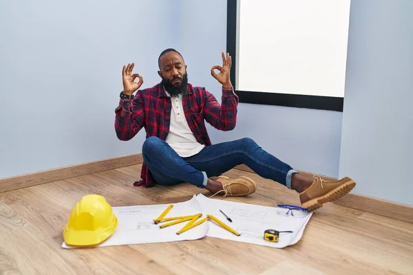 Afroameričan Který Sedí Podlaze Novém Domově Dívá Plány Odpočívá Usmívá — Stock fotografie