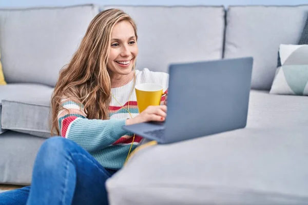 Jong Blond Vrouw Met Behulp Van Laptop Drinken Koffie Thuis — Stockfoto