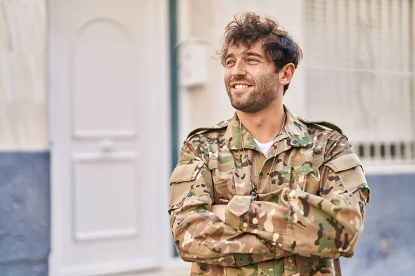 Mladý Muž Armáda Voják Usmívá Sebevědomě Stojící Rukama Zkřížené Gesto — Stock fotografie