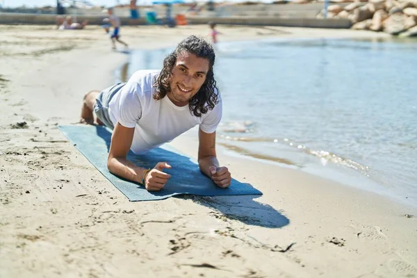 Giovane Uomo Ispanico Sorridente Fiducioso Facendo Core Esercizio Spiaggia — Foto Stock