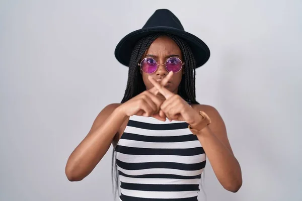 Молодой Африканский Американец Косичками Шляпе Солнцезащитных Очках — стоковое фото