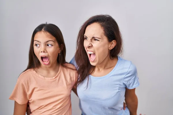Junge Mutter Und Tochter Stehen Vor Weißem Hintergrund Und Schreien — Stockfoto