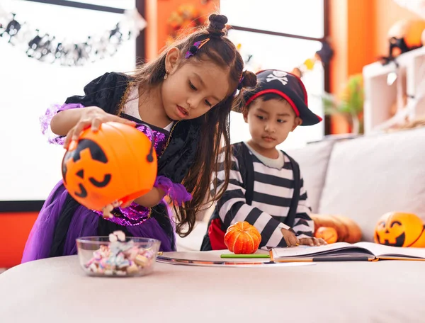 Roztomilý Chlapec Dívka Halloween Party Drží Bonbóny Doma — Stock fotografie