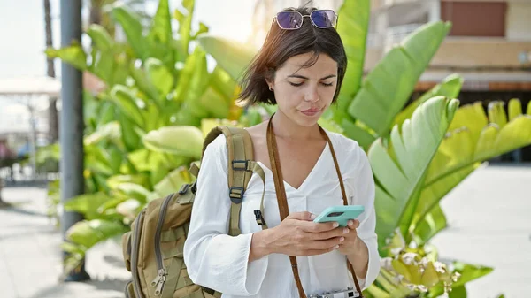 Jonge Mooie Spaanse Vrouw Toerist Met Behulp Van Smartphone Park — Stockfoto