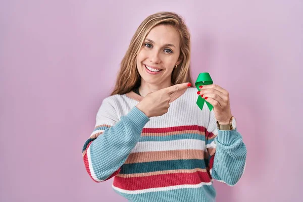 Joven Mujer Rubia Sosteniendo Apoyo Cinta Verde Sonriendo Feliz Señalando — Foto de Stock