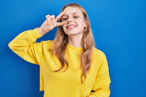 Young Caucasian Woman Standing Blue Background Doing Peace Symbol Fingers — ストック写真