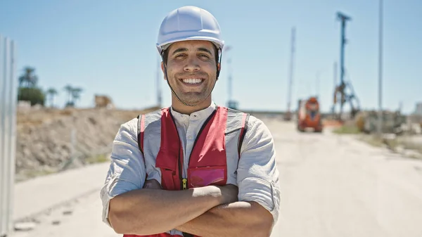 Jovem Hispânico Homem Construtor Sorrindo Confiante Com Braços Cruzados Gesto — Fotografia de Stock