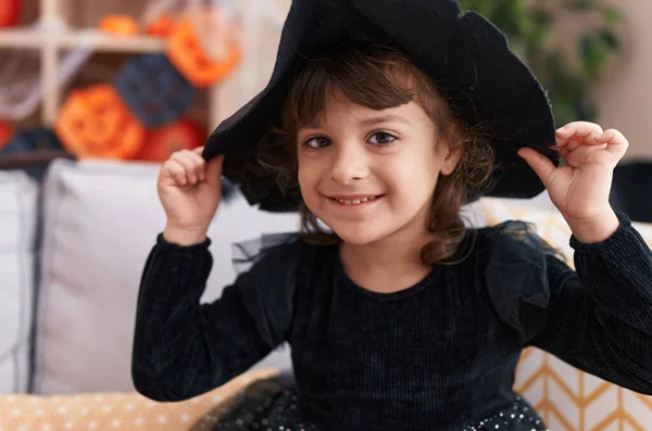 Adorable Chica Hispana Vistiendo Traje Bruja Teniendo Fiesta Halloween Casa —  Fotos de Stock