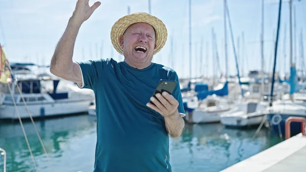 Starszy Siwowłosy Mężczyzna Turysta Noszenie Letni Kapelusz Pomocą Smartfona Wyrazem — Zdjęcie stockowe