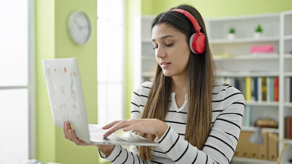 Νεαρή Όμορφη Ισπανίδα Φοιτήτρια Χρησιμοποιώντας Φορητό Υπολογιστή Και Ακουστικά Στο — Φωτογραφία Αρχείου
