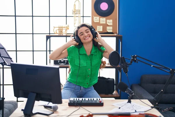 Young Hispanic Woman Musician Having Session Music Studio — ストック写真