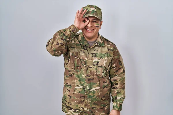 Latynoski Młody Człowiek Mundurze Wojskowym Robi Gest Uśmiechem Dłoni Oko — Zdjęcie stockowe