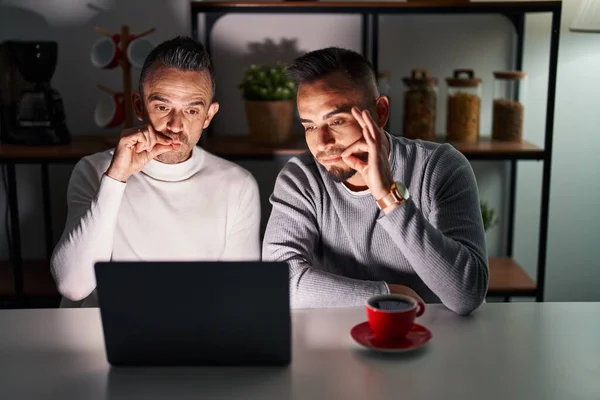 Гомосексуальная Пара Использует Компьютерный Ноутбук Рот Губы Закрыты Молния Пальцами — стоковое фото