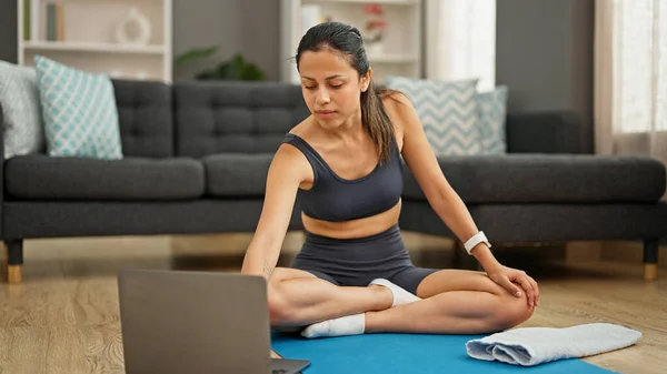 Joven Mujer Hispana Hermosa Sentada Esterilla Yoga Usando Portátil Casa — Foto de Stock