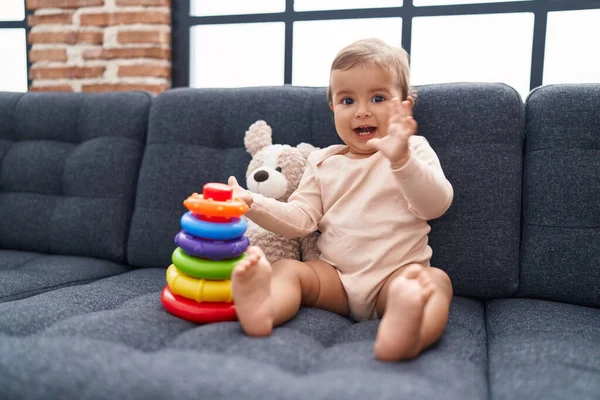Bedårande Hispanic Baby Leka Med Tunnband Spel Sitter Soffan Hemma — Stockfoto