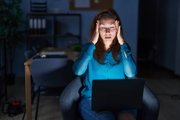Geceleri Ofiste Çalışan Esmer Bir Kadın Stres Yüzünden Baş Ağrısı — Stok fotoğraf