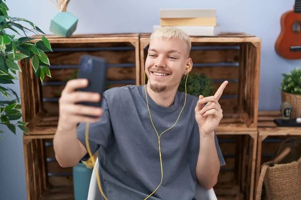 Jovem Caucasiano Fazendo Videochamada Com Smartphone Sorrindo Feliz Apontando Com — Fotografia de Stock