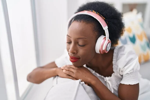 Afro Amerikaanse Vrouw Luisteren Naar Muziek Ontspannen Bank Thuis — Stockfoto