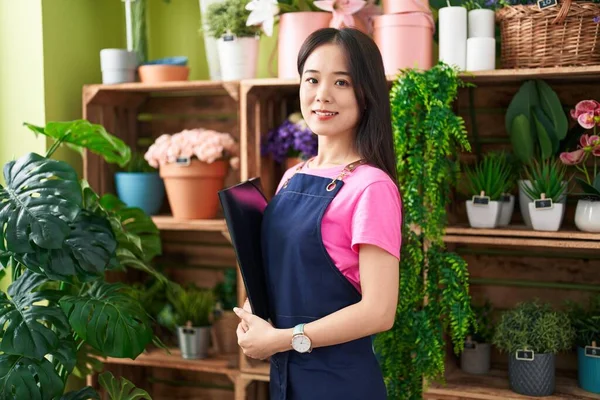 Wanita Muda Cina Florist Tersenyum Percaya Diri Memegang Pengikat Toko — Stok Foto