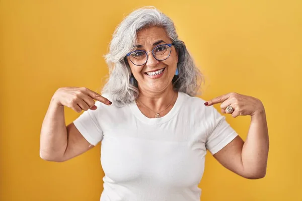 Middle Age Woman Grey Hair Standing Yellow Background Looking Confident — Stock Photo, Image