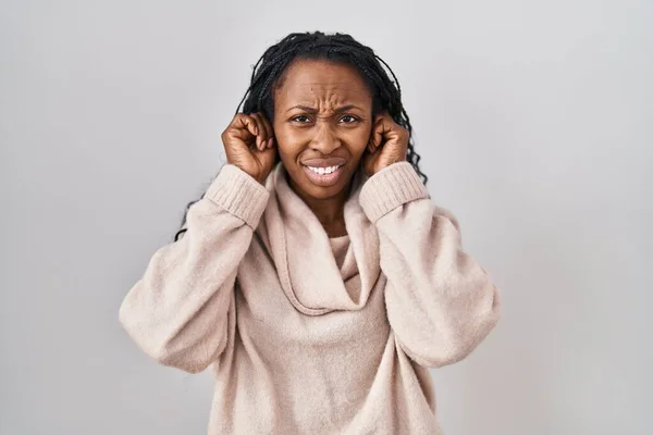 Africká Žena Stojící Nad Bílým Pozadím Zakrývající Uši Prsty Otráveným — Stock fotografie