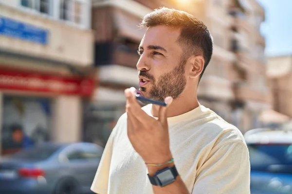Joven Hispano Hablando Smartphone Con Expresión Seria Calle — Foto de Stock