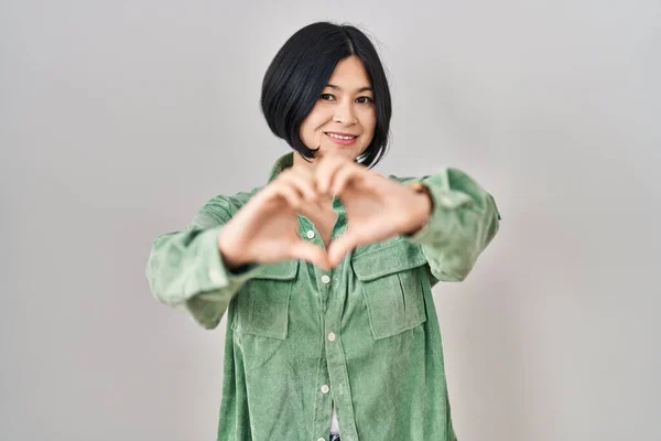 Jovem Mulher Asiática Sobre Fundo Branco Sorrindo Amor Fazendo Forma — Fotografia de Stock