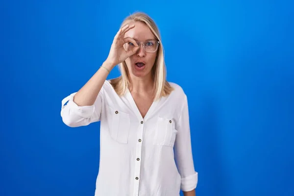 Young Caucasian Woman Standing Blue Background Doing Gesture Shocked Surprised — Stok fotoğraf