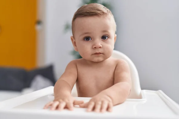 Adorável Bebê Caucasiano Sentado Cadeira Alta Casa — Fotografia de Stock