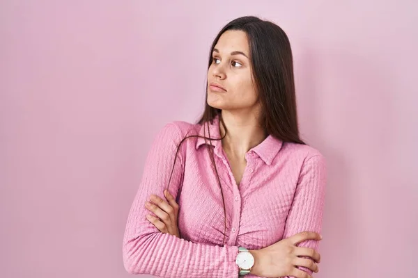 Young Hispanic Woman Standing Pink Background Looking Side Arms Crossed — Stok fotoğraf