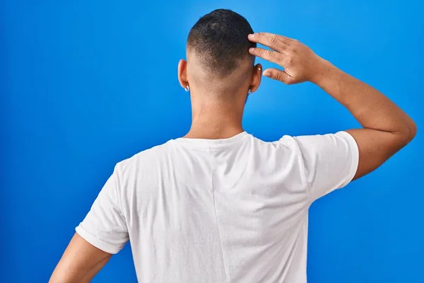 Junger Hispanischer Mann Steht Vor Blauem Hintergrund Und Denkt Mit — Stockfoto