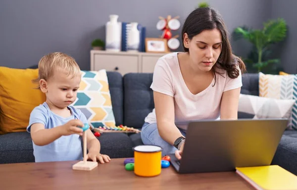Anne Oğlu Evde Oynarken Dizüstü Bilgisayar Kullanıyor — Stok fotoğraf