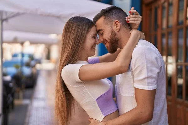 Hombre Mujer Pareja Sonriendo Confiado Abrazándose Calle —  Fotos de Stock